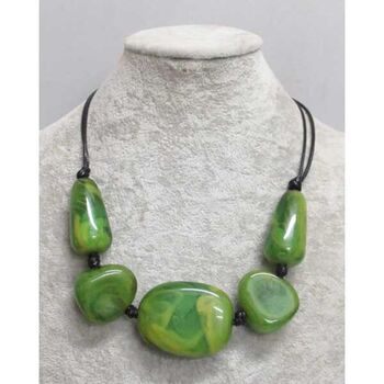 Bijoux collier fil galets resine en vert
