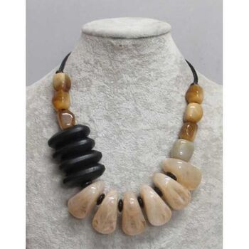 Short necklace made of wood and resin