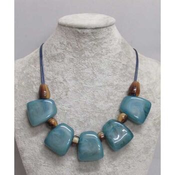 collier bijoux pendentif cubes résines bleu