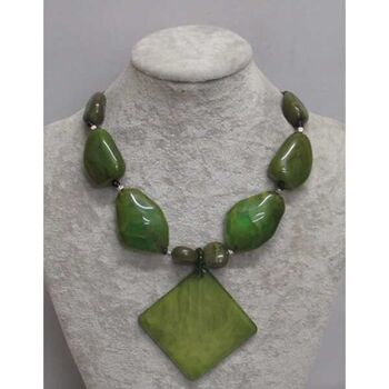 Bijoux collier femme cailloux résine et pendentif carré