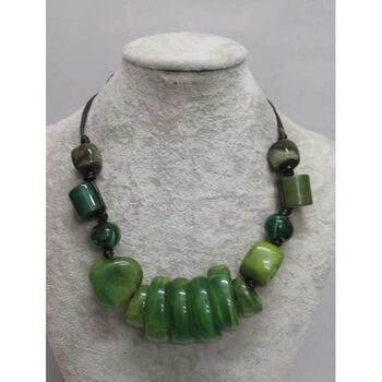 Jewelry necklace with wire and resin washers in green