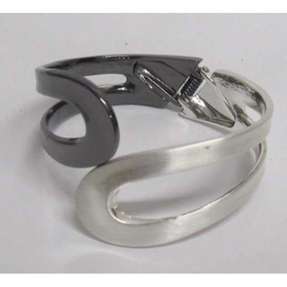 black silver bracelet that spreads