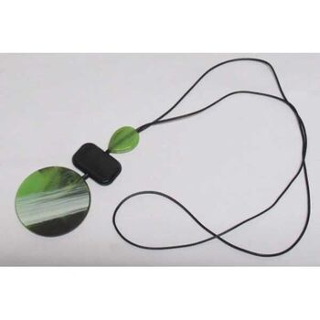 bijoux collier pendentif rond vert sur cordon noir