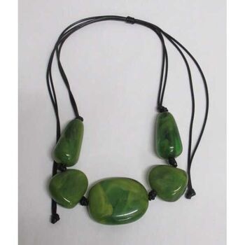 Bijoux collier fil galets resine en vert