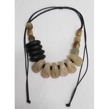 Short necklace made of wood and resin