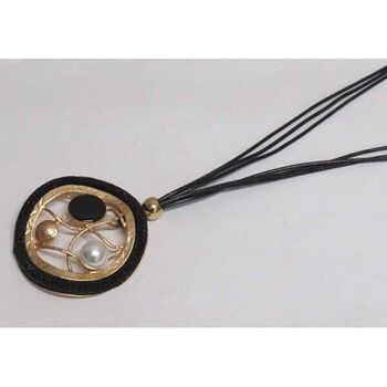 bijoux dore long collier perle et peinture