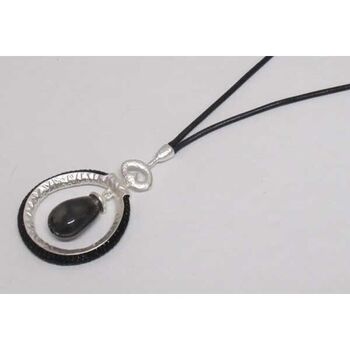 sautoir cercle argenté strass noir et goutte résine