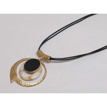 Bijoux long pendentif noir email résine doré