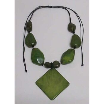 Bijoux collier femme cailloux résine et pendentif carré