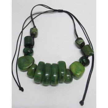 Jewelry necklace with wire and resin washers in green