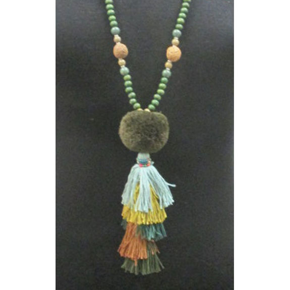 Coller sautor style Mala avec perles turquoses et pompon ocre Coller sautor style Mala avec perles turquoses et pompon ocre