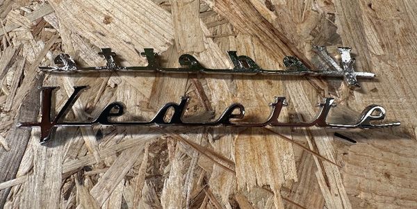 Monogramme Vedette court stylisée chromé