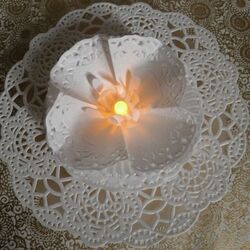 Marque-place, nappe, cupcakes lumineux pour une réception