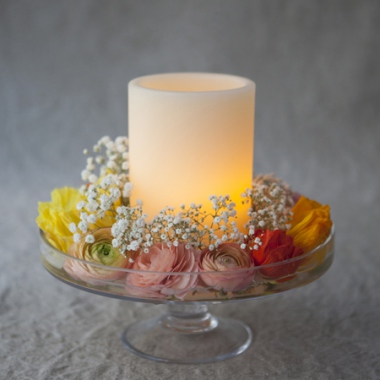 Coupe de fleurs et bougie : une déco élégante pour votre table de fête !