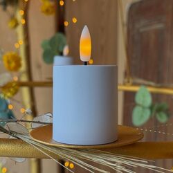 Small LED tea light with a flickering flame - H 8 cm