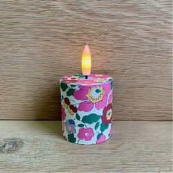 Small LED tea light with a flickering flame - Liberty Betsy Rose - H 8 cm