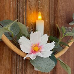 Rattan circle holder with a LED candle - eucalyptus and white Cosmos - Ø 30 cm
