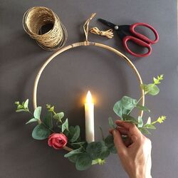 Rattan circle holder with a LED candle - eucalyptus and white Cosmos - Ø 30 cm