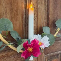 Rattan circle holder with a LED candle - eucalyptus and pink Cosmos