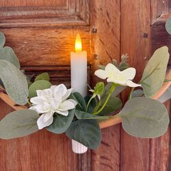 Cercle petites fleurs blanches et chandelle LED - Ø 30 cm