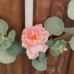 Rattan circle holder with a LED candle - eucalyptus and pink peony