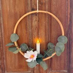 Rattan circle holder with a LED candle - eucalyptus and white Cosmos - Ø 30 cm