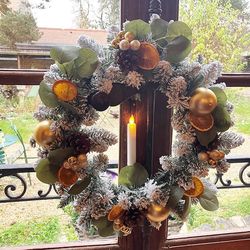 Couronne Sapin, eucalyptus, boules or, oranges et Chandelle LED - Ø 45 cm