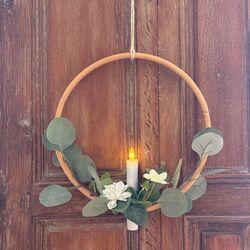 Cercle petites fleurs blanches et chandelle LED - Ø 30 cm