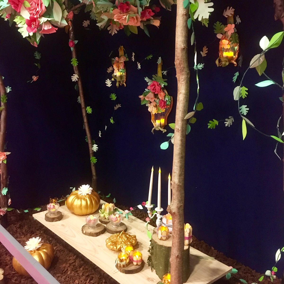 décor pour vitrine, papier et bougies Led 