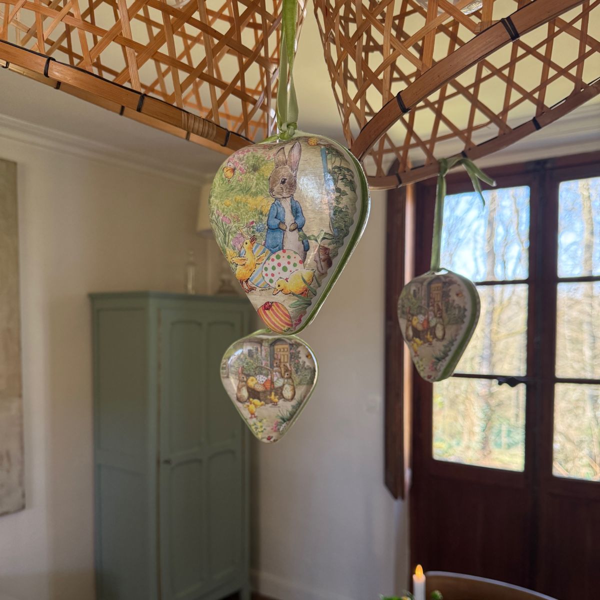 Des coeurs de Pâques à suspendre au dessus de la table 