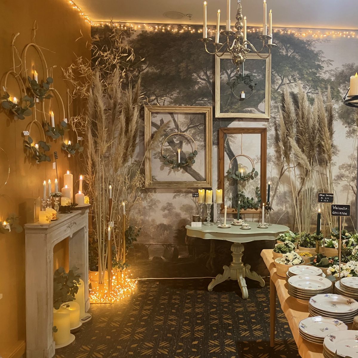 Décor de boutique avec des bougies Led et des plantes