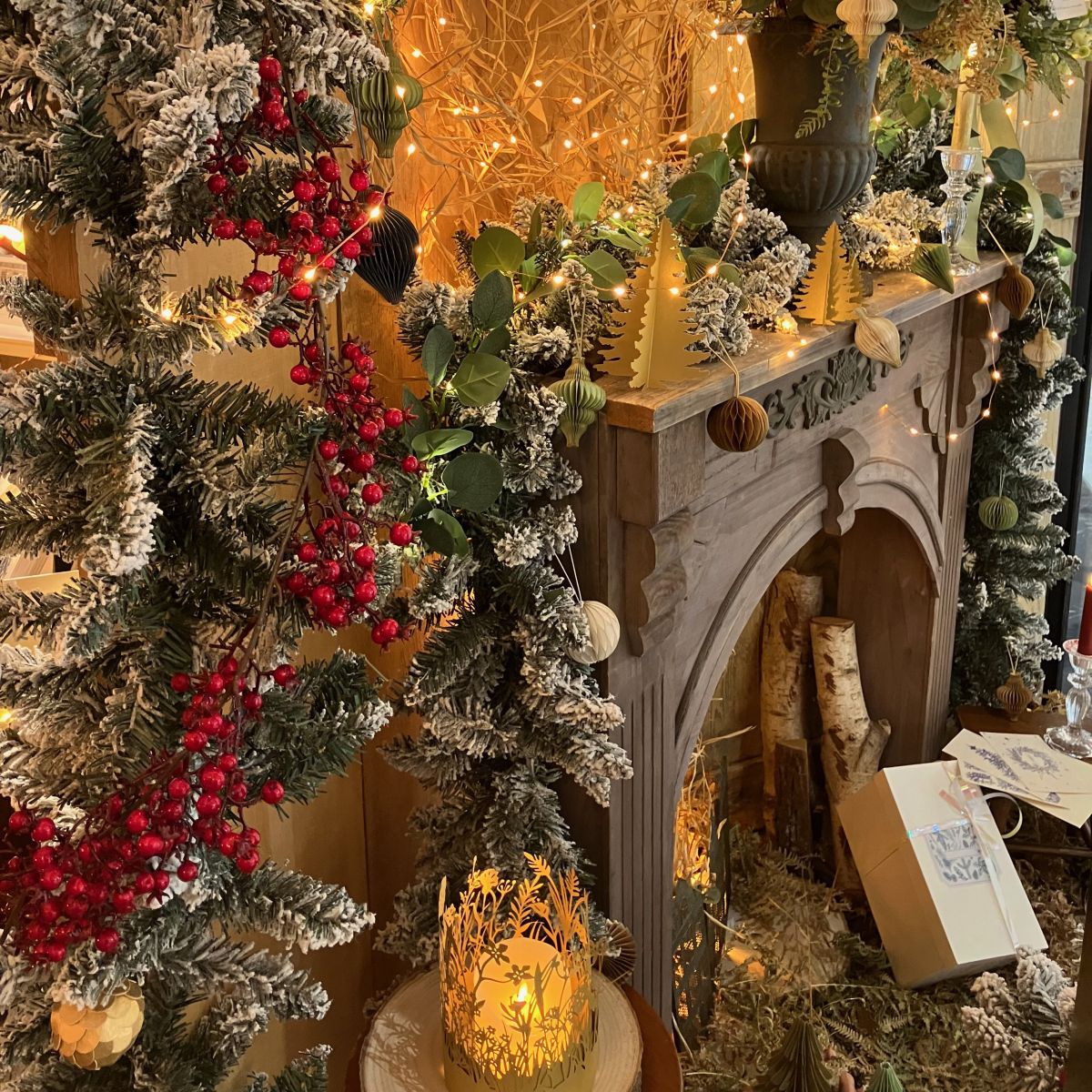 décor de Noël pour boutique, cheminée et bougies Led