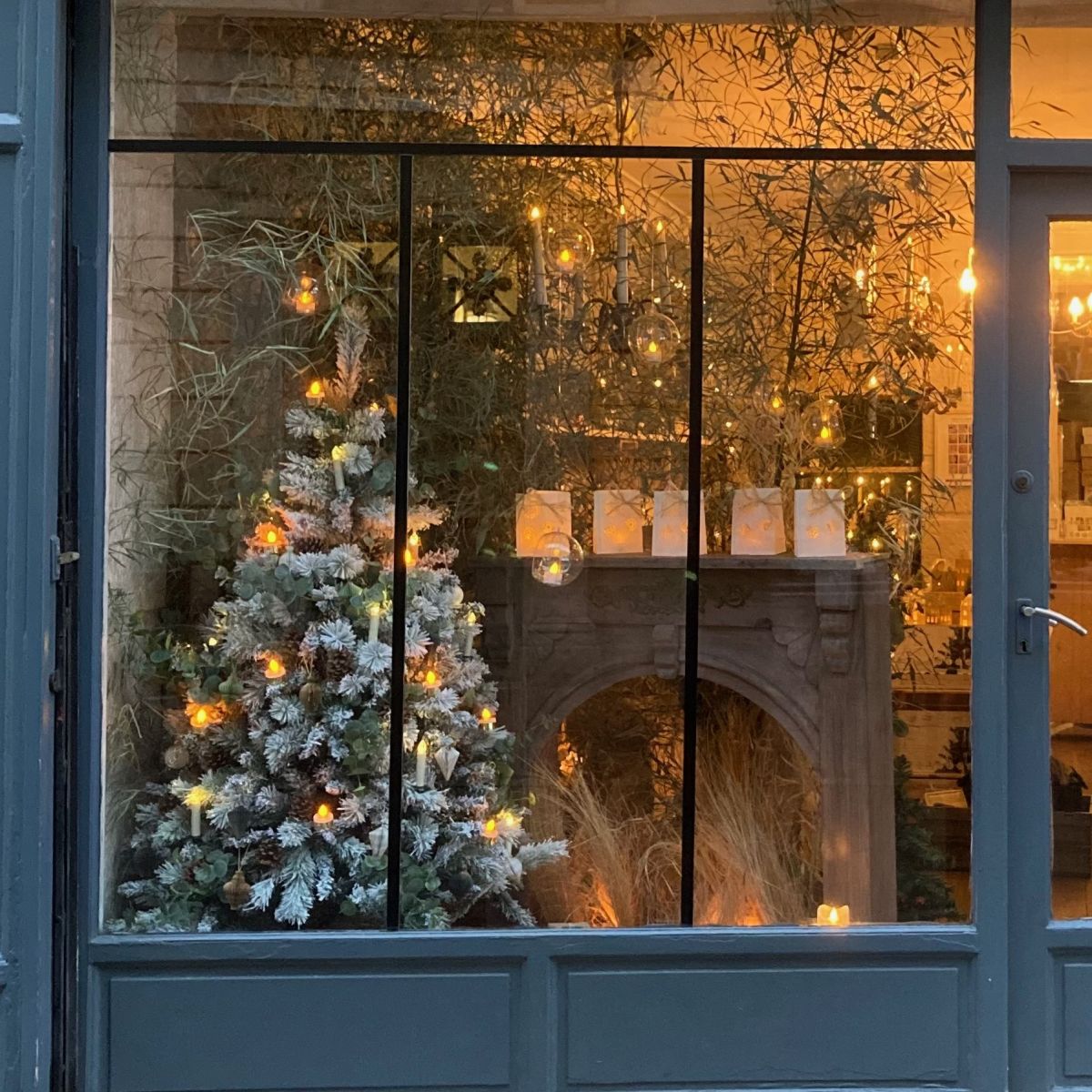 décor de boutique, sapin de Noël et bougies Led