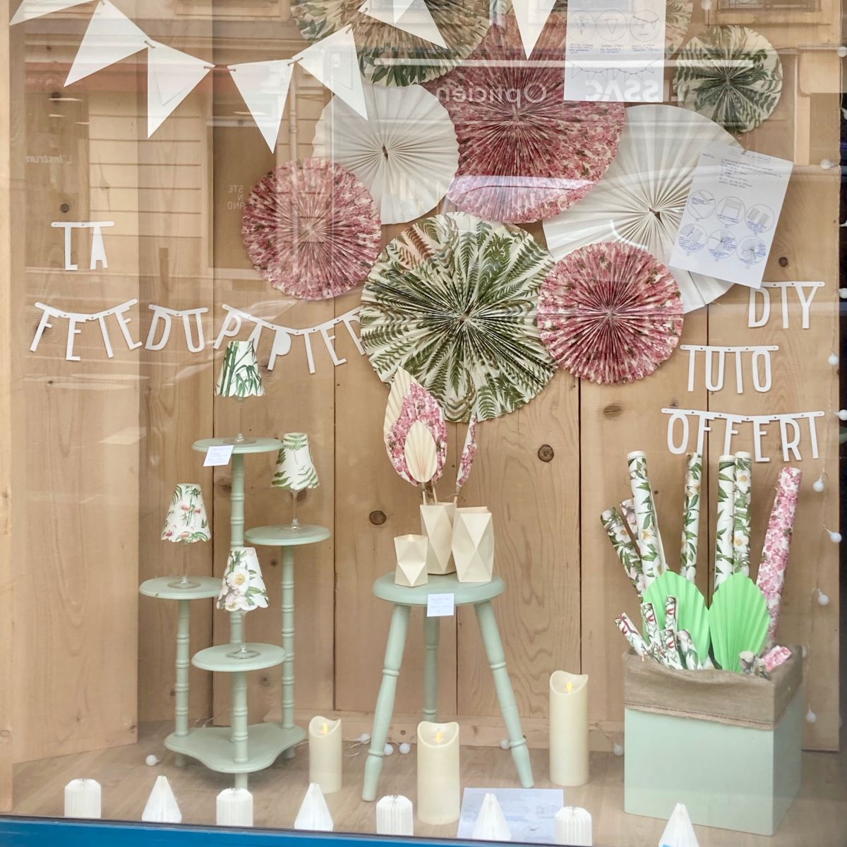 déco de vitrine, créations papier et bougies Led