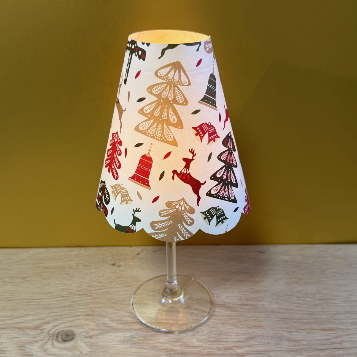 Lampe de Noël à poser sur la table pour une déco rouge et or