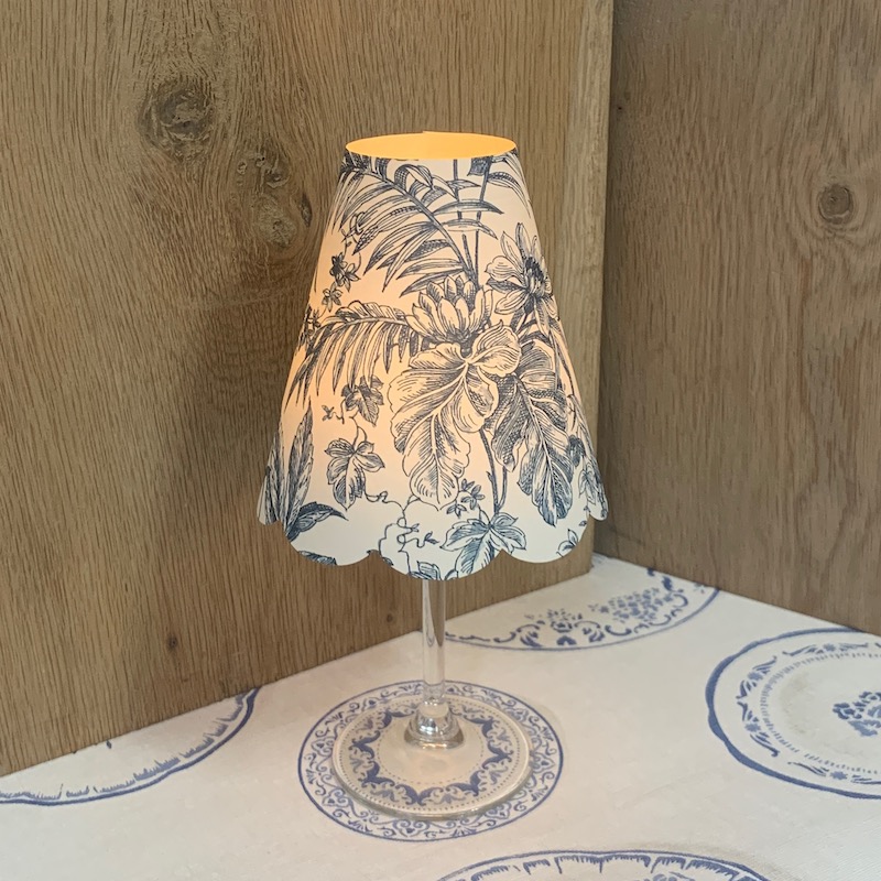 déco de table esprit grand siècle avec des fleurs bleues 