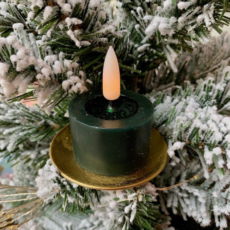 accrocher des bougies led dans le sapin