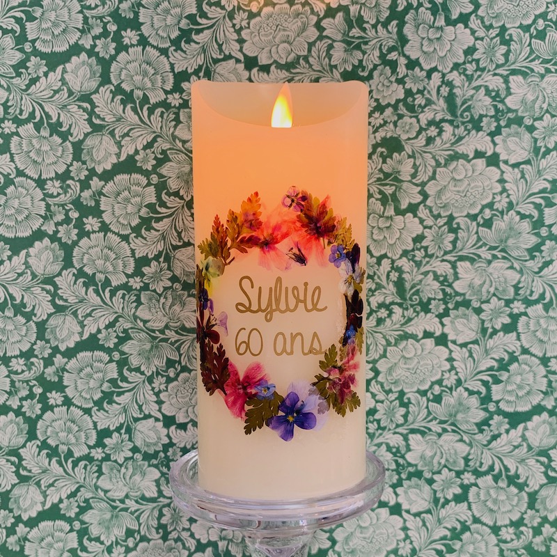 bougie en cire avec des fleurs séchées - cadeau d'anniversaire