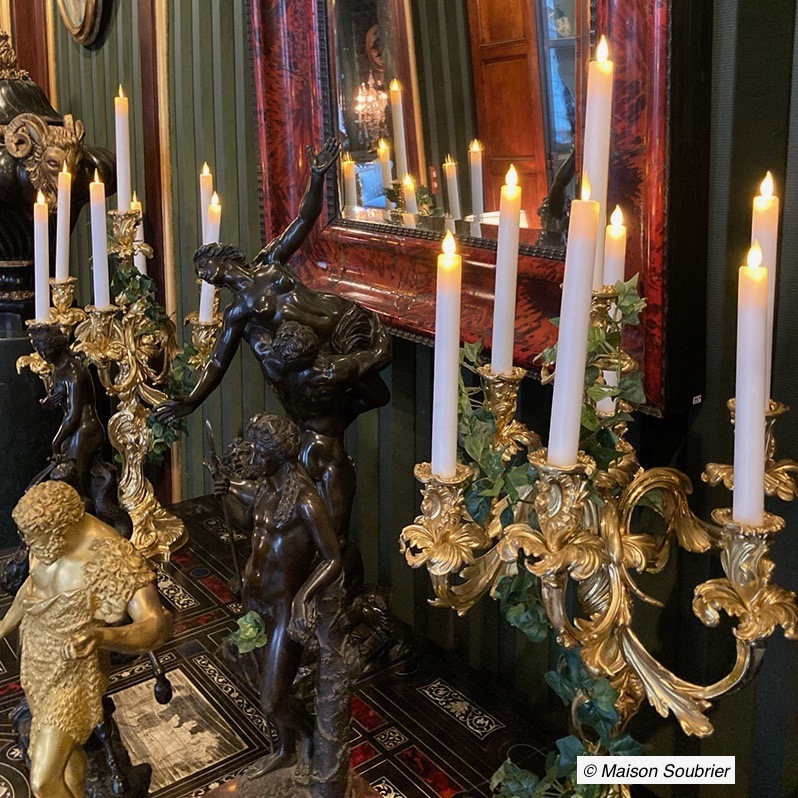 des chandelles Led pour magnifier sans danger des boutiques d'antiquaires