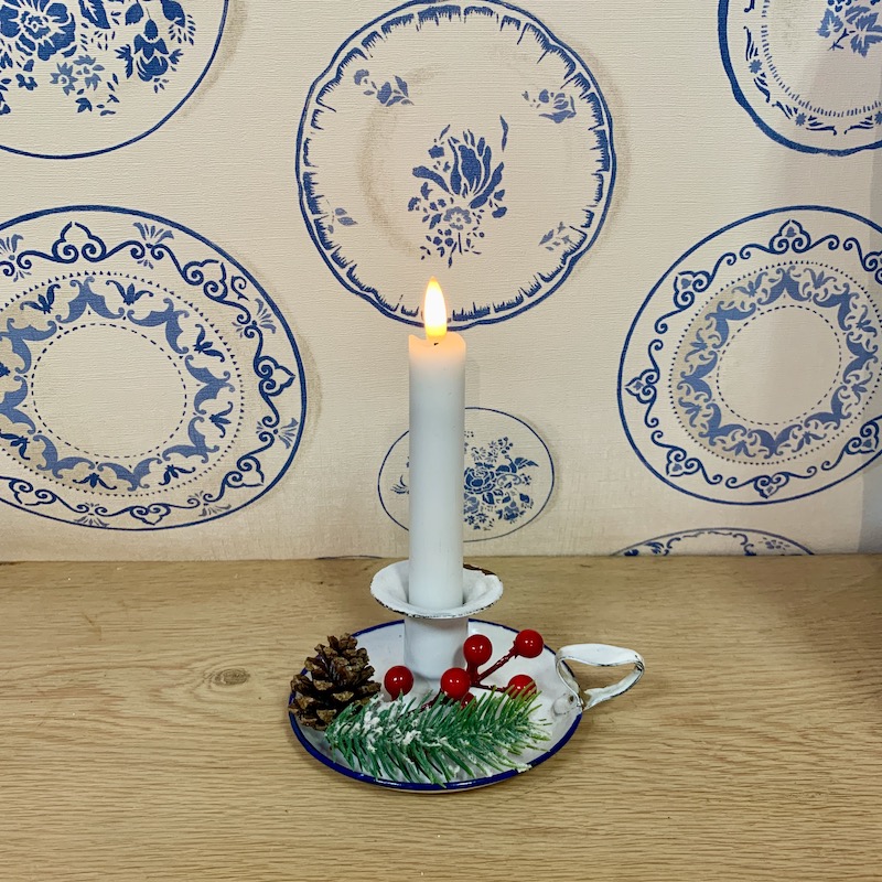 quelques baies rouges autour d'une bougie pour une déco de Noël tout en douceur