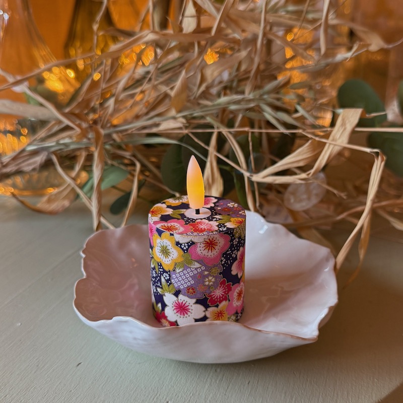 une petite veilleuse sous la forme d'une bougie Led japonaise