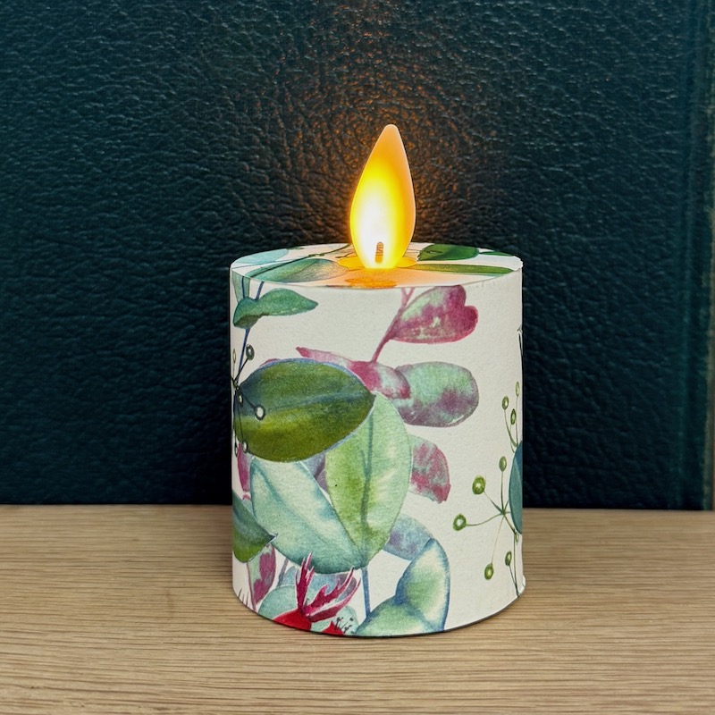 bougie Led motif eucalyptus et baies rouges