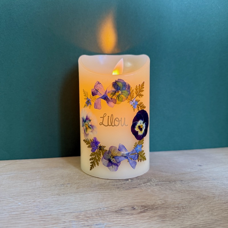 bougie Led en cire avec un prénom et des fleurs  