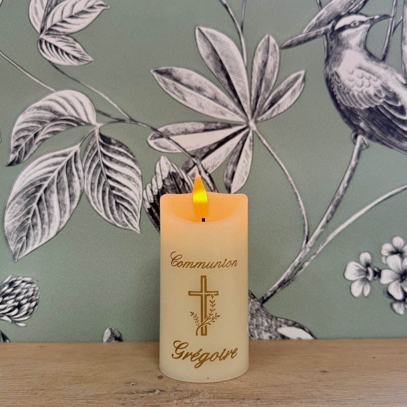 bougie à piles avec une fausse flamme pour une communion