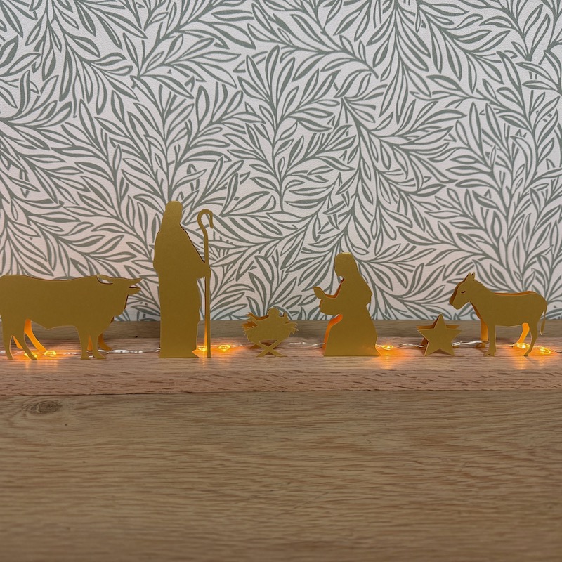 crèche lumineuse en papier doré
