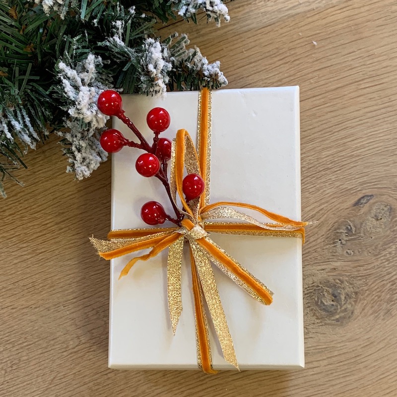 décorer vos cadeaux de Noël avec des rubans et des baies rouges