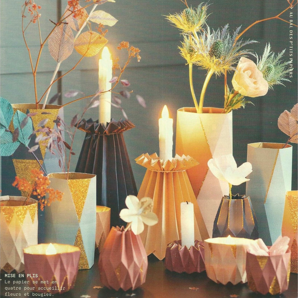 chandelles Led posées dans des bougeoirs faits en papier plissé