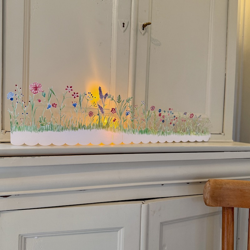 Chemin de table avec des fleurs découpées dans du papier et peintes à la main
