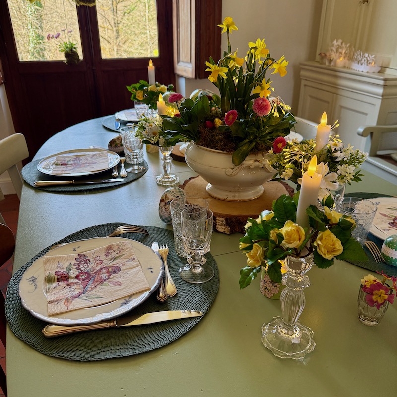 des fleurs pour décorer de bougies sur la table de printemps
