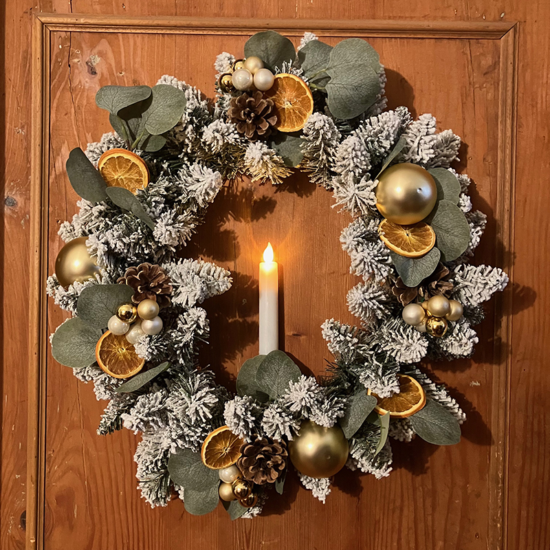 couronne de sapin avec bougie led et oranges